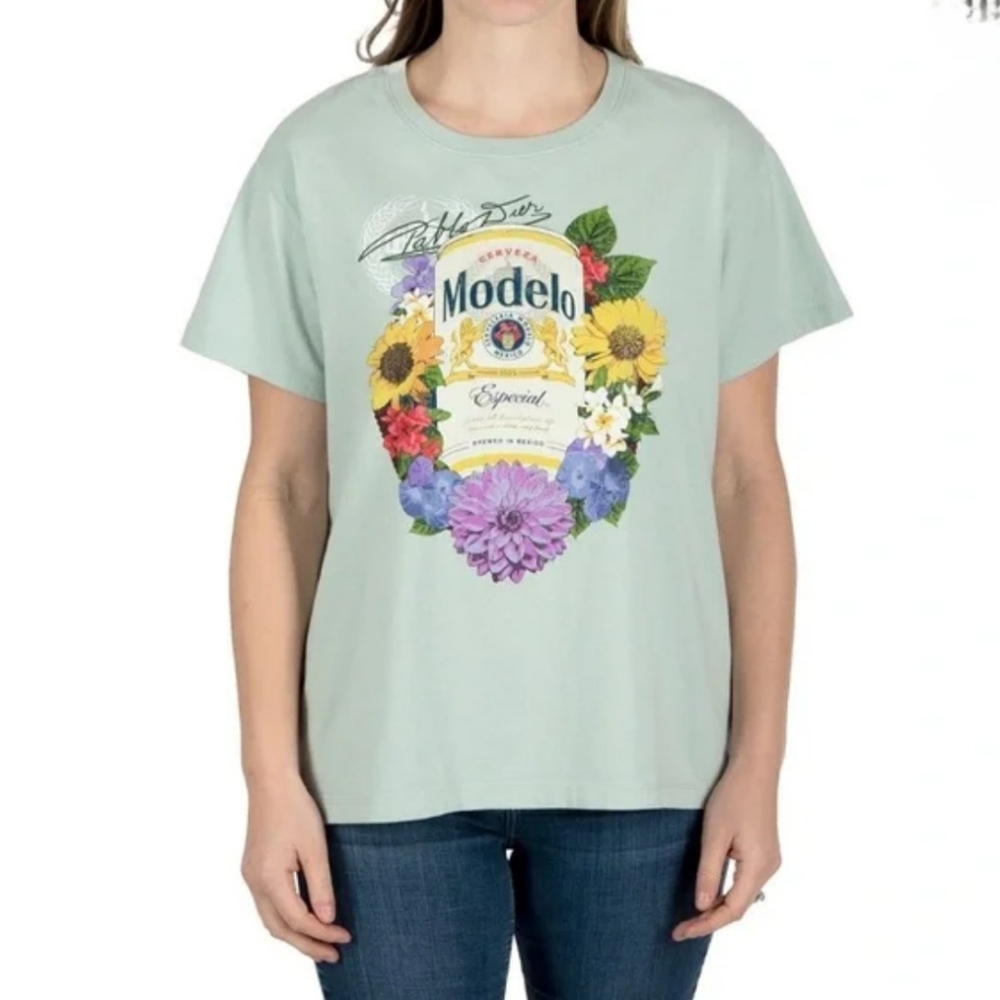 Modelo Graphic Tee